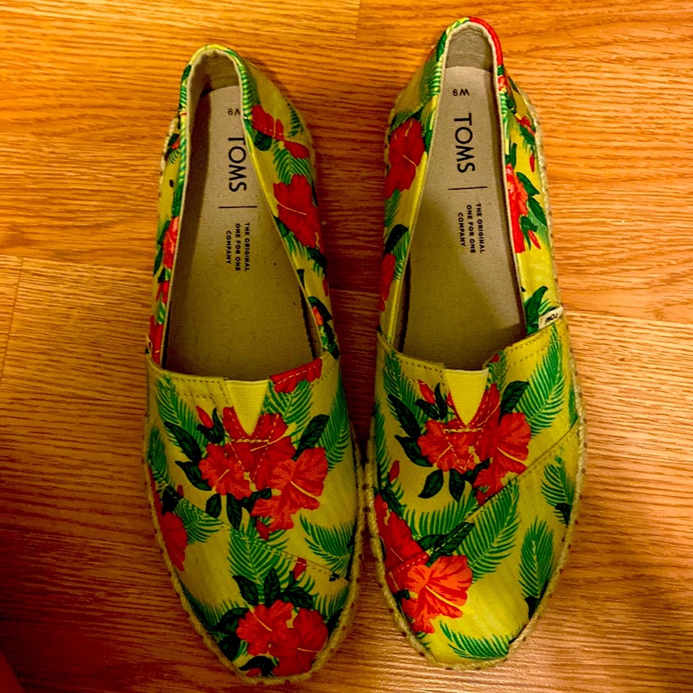 like new Toms size 9W women’s shoes